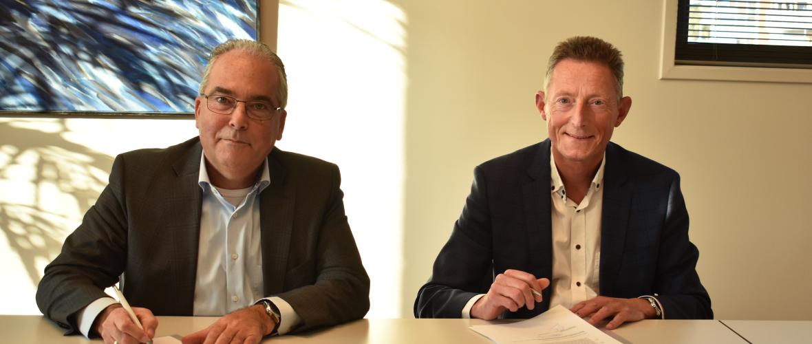 Foto van links naar rechts: André van der Reest (voorzitter Algemeen Bestuur GR de Bevelanden) en Dick Hoogstrate (Directeur Educatie Scalda)