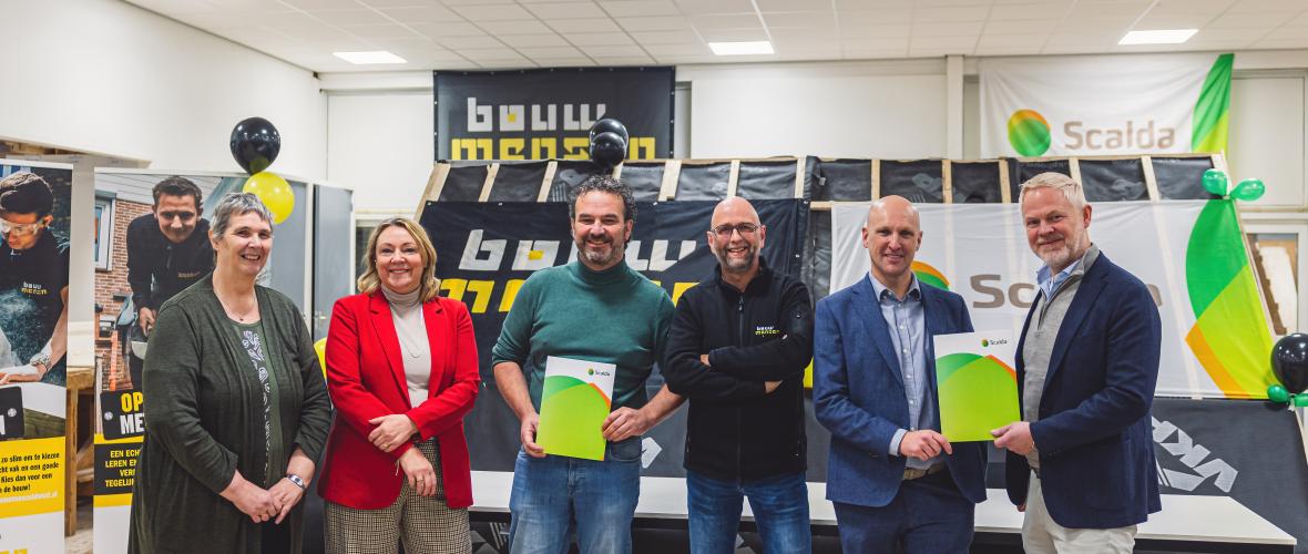 Foto van tekenmoment samenwerkingsovereenkomst