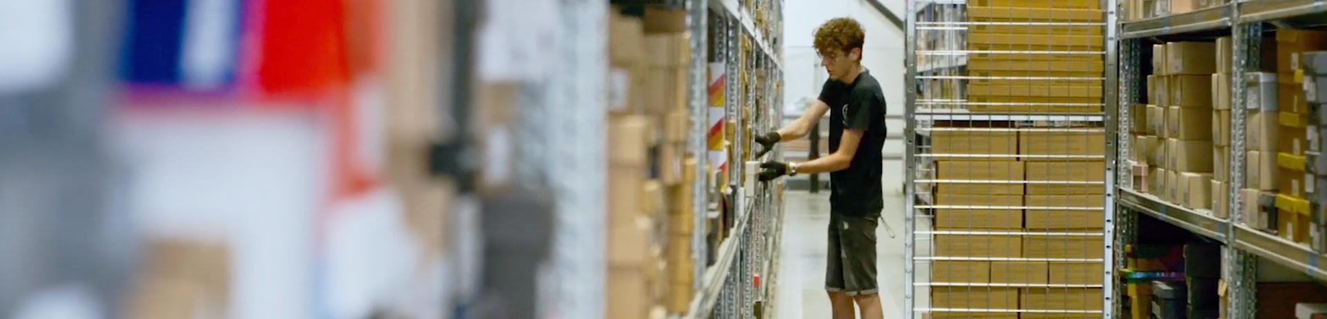 Smalle header - smwz - studenten in magazijn aan het werk