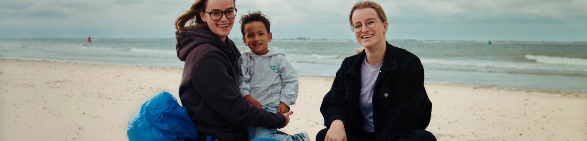 Smalle header - smwz - studenten met kind aan de zeeuwse kust