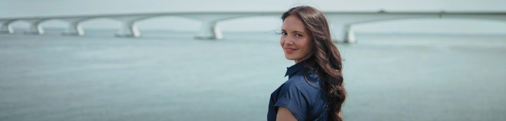 Smalle header - smwz - vrouw bij de Zeelandbrug